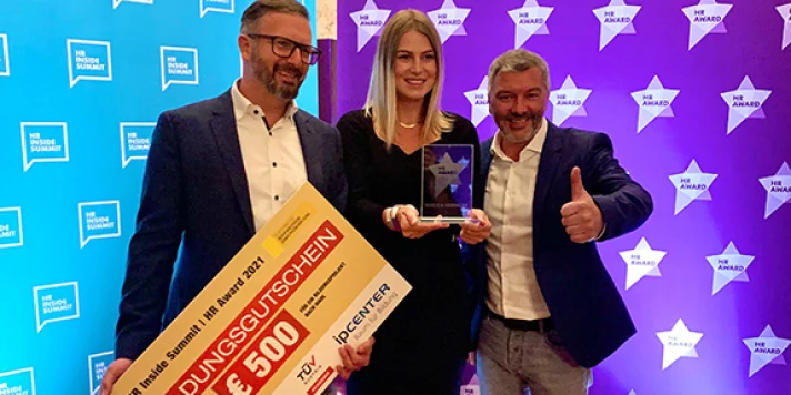 bluesource CEOs freuen sich über HR Award.